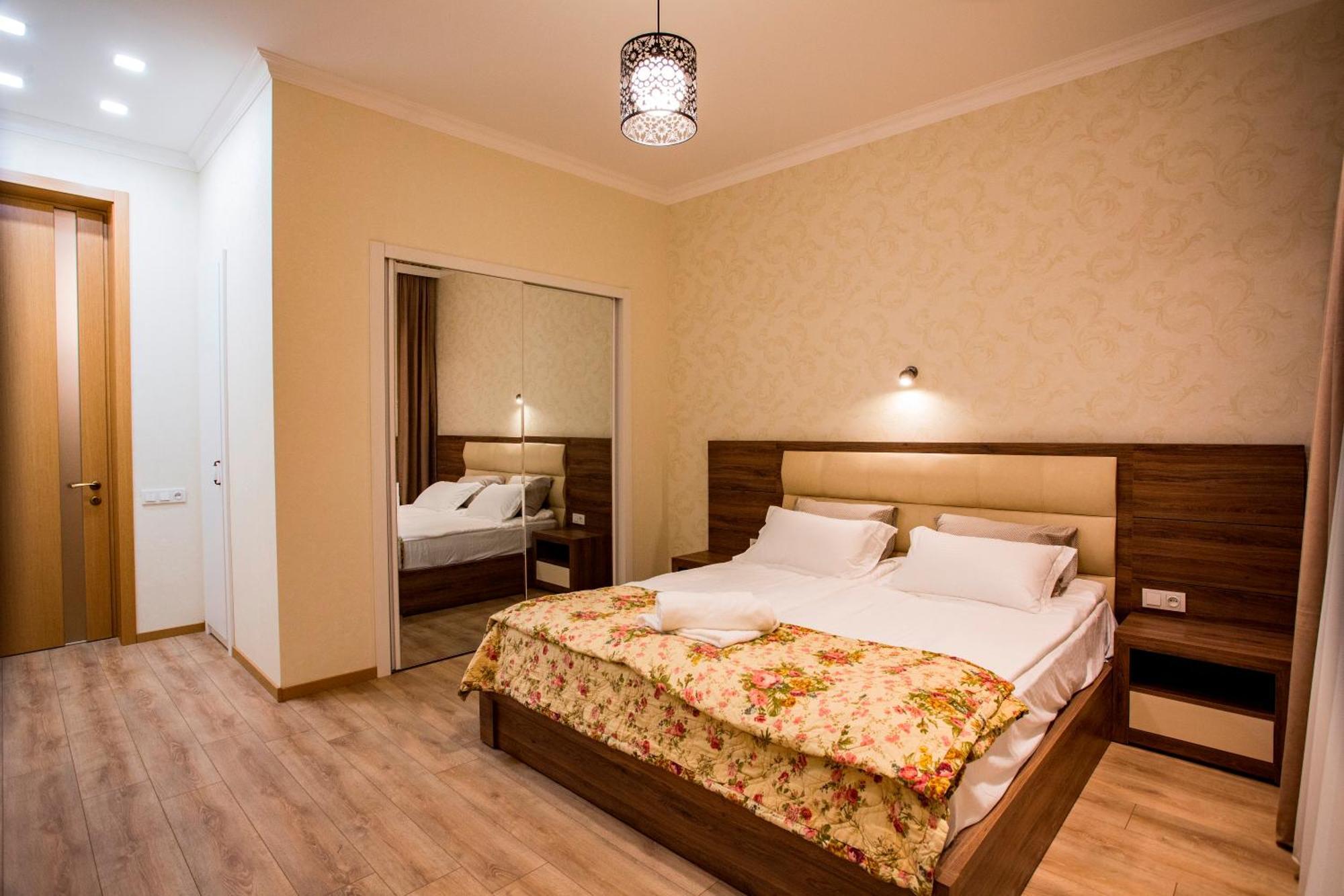 Yellow Apartment In Avlabari Tbilisi Bagian luar foto