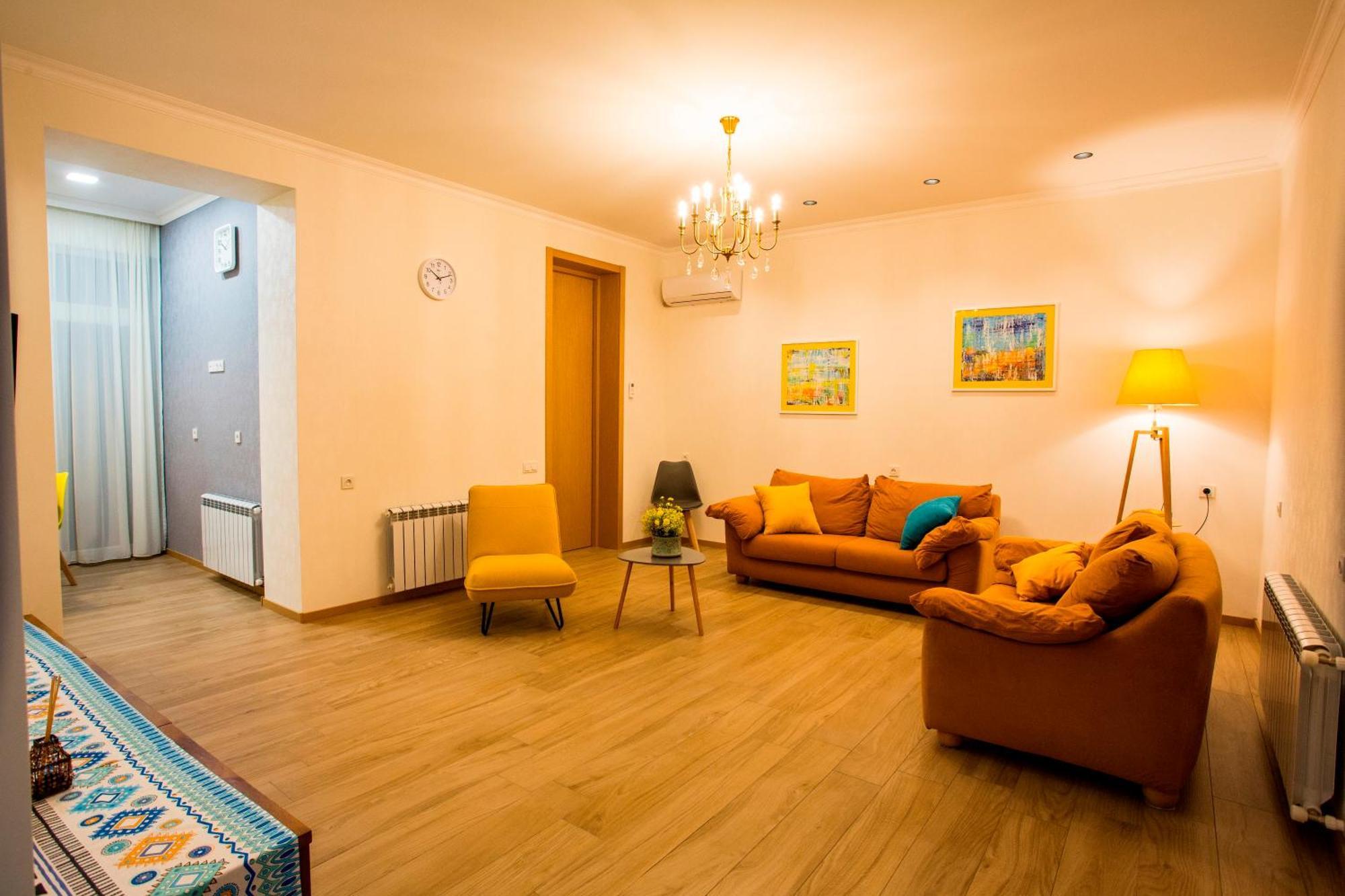 Yellow Apartment In Avlabari Tbilisi Bagian luar foto