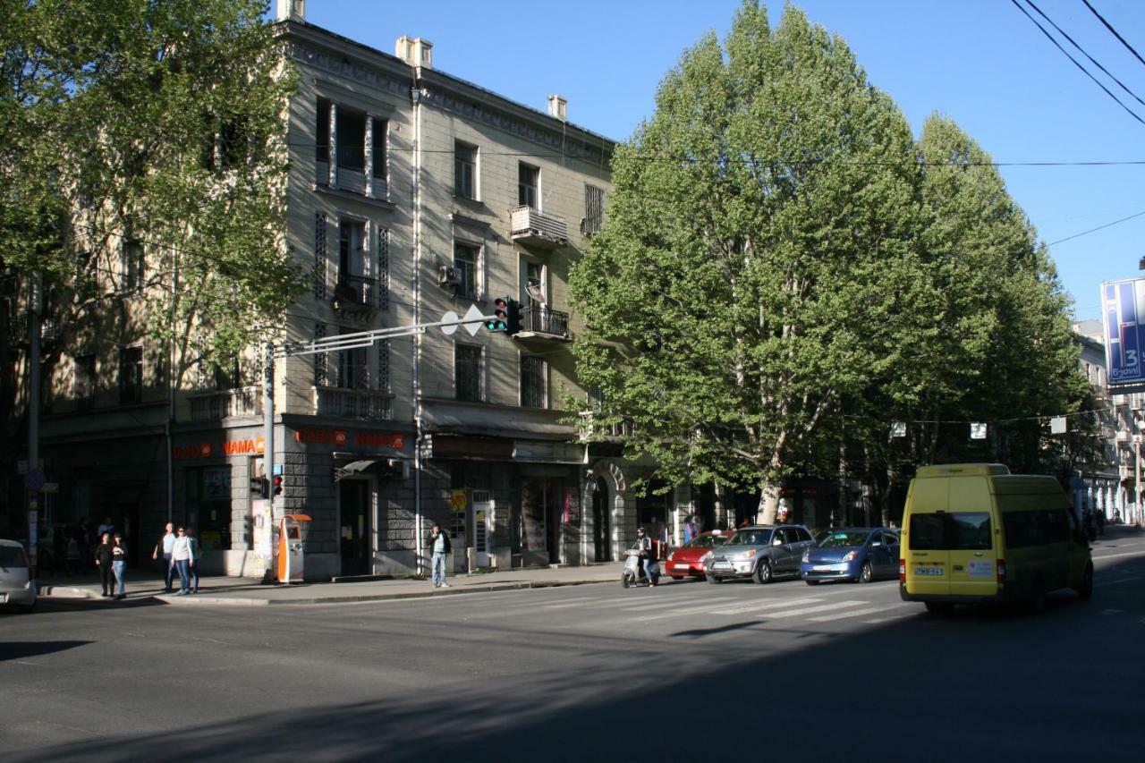 Yellow Apartment In Avlabari Tbilisi Bagian luar foto