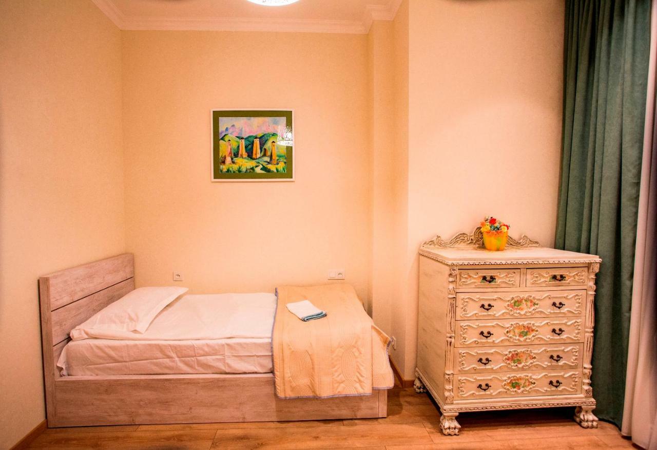 Yellow Apartment In Avlabari Tbilisi Bagian luar foto
