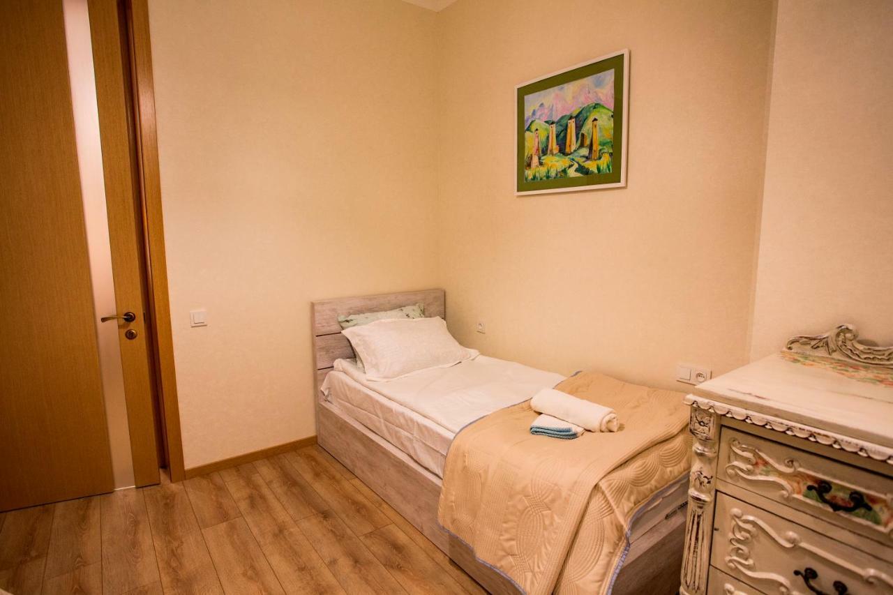 Yellow Apartment In Avlabari Tbilisi Bagian luar foto