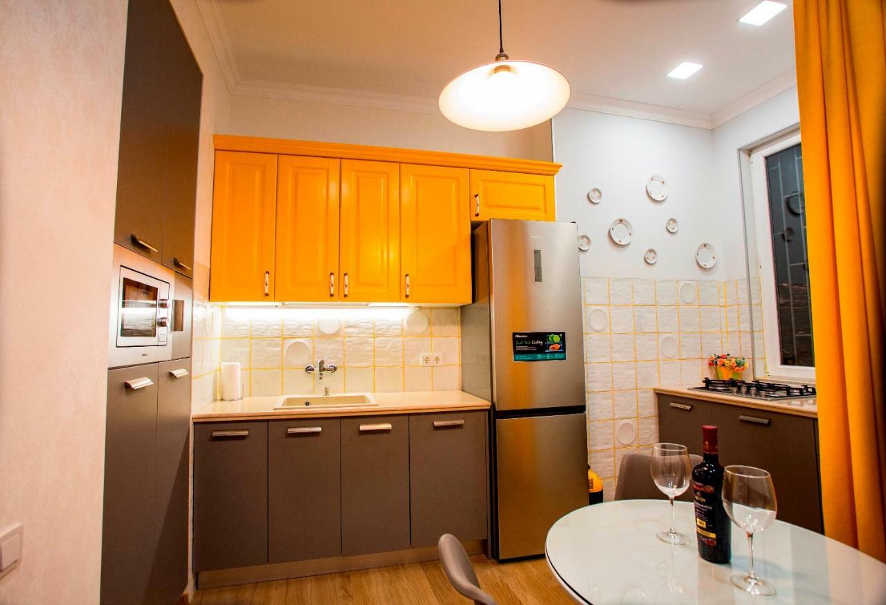 Yellow Apartment In Avlabari Tbilisi Bagian luar foto