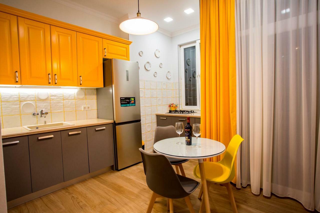 Yellow Apartment In Avlabari Tbilisi Bagian luar foto